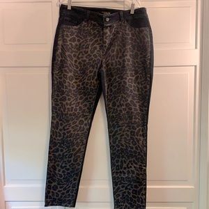 𝅺Chico’s Black Leopard Front Platinum Jeans Size 2
